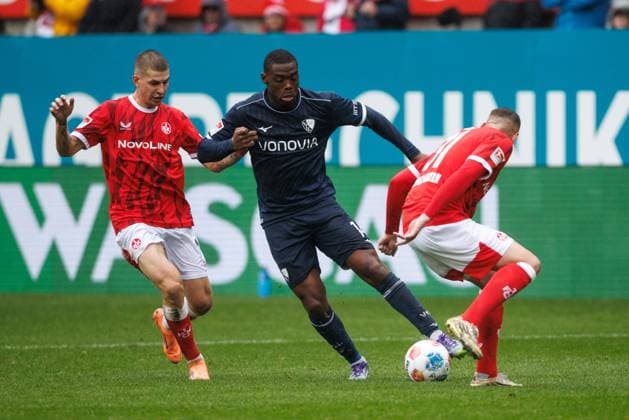 Mathis Clairicia VfL Bochum in a duel with Paul Joly 1 FC Kaiserslautern and Luca Sirch 1 FC Kaiserslautern , 1 FC Kaiserslautern vs VFL Bochum Soccer, 2 Bundesliga, Matchday 8, Season 2025 2026, 04 10 2025 1 FC Kaiserslautern vs VFL Bochum Soccer, 2 Bundesliga, Matchday 8, Season 2025 2026, 04 10 2025 Copyright: xEibner-Pressefoto AlexanderxNeisx EP_ANS