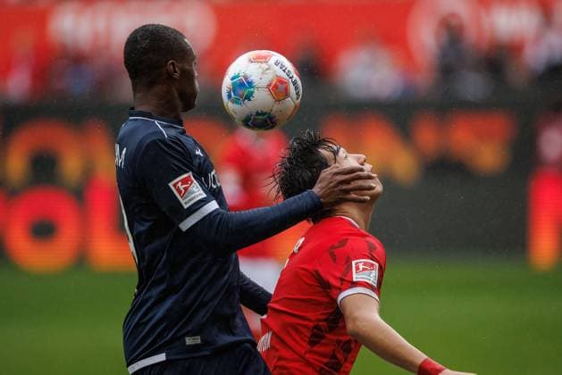 Jisoo Kim 1 FC Kaiserslautern in duel with Mathis Clairicia VfL Bochum , 1 FC Kaiserslautern vs VFL Bochum Soccer, 2 Bundesliga, Matchday 8, Season 2025 2026, 04 10 2025 1 FC Kaiserslautern vs VFL Bochum Soccer, 2 Bundesliga, Matchday 8, Season 2025 2026, 04 10 2025 Copyright: xEibner-Pressefoto AlexanderxNeisx EP_ANS
