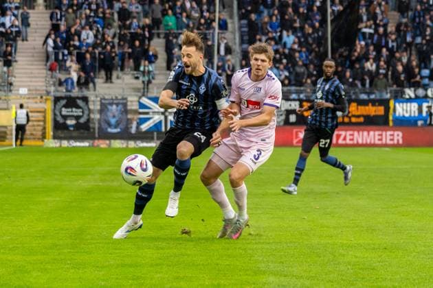 Match scene, duel, ball action, action, v l Lukas Kluenter SV Waldhof Mannheim, 24 , Frederik Christensen VfL Osnabrueck, 03 , GER, SV Waldhof Mannheim vs VfL Osnabrueck, Football, 3 Liga, Matchday 10, Season 2025 2026, 04 10 2025, DFB REGULATES PROHIBIT ANY USE OF PHOTOGRAPHS AS IMAGE SEQUENCES AND OR QUASI VIDEO, GER, SV Waldhof Mannheim vs VfL Osnabrueck, Football, 3 Liga, Matchday 10, Season 2025 2026, 04 10 2025 Mannheim Copyright: xEibner-Pressefoto Jan-NiclasxGrox EP_JGG