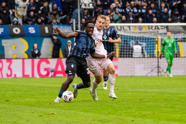 Match scene, duel, ball action, action, v l Kennedy Okpala SV Waldhof Mannheim, 32 , Fridolin Wagner VfL Osnabrueck, 26 , GER, SV Waldhof Mannheim vs VfL Osnabrueck, Football, 3 Liga, Matchday 10, Season 2025 2026, 04 10 2025, DFB REGULATES PROHIBIT ANY USE OF PHOTOGRAPHS AS IMAGE SEQUENCES AND OR QUASI VIDEO, GER, SV Waldhof Mannheim vs VfL Osnabrueck, Football, 3 Liga, Matchday 10, Season 2025 2026, 04 10 2025 Mannheim Copyright: xEibner-Pressefoto Jan-NiclasxGrox EP_JGG