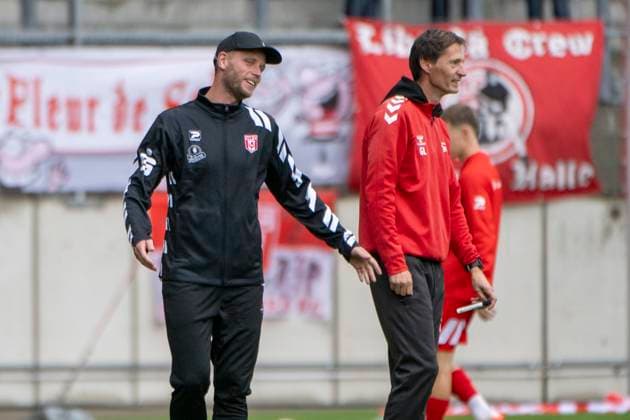 Regionalliga Nordost Season 25 26 Hallescher FC vs ZFC Meuselwitz Halle, Germany 04 October 2025 In the picture from left coach Robert Schröder Schroeder Halle and coach Georg Martin Leopold Meuselwitz Halle Saale Leuna Chemie Stadion Sachsen Anhalt Germany