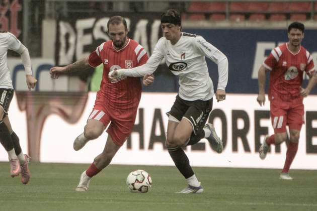 Regionalliga Nordost Season 25 26 Hallescher FC vs ZFC Meuselwitz Halle, Germany 04 October 2025 In the picture from left in a duel Fatlum Elezi Halle and Elias Ndukwe Oke Meuselwitz Halle Saale Leuna Chemie Stadion Sachsen Anhalt Germany