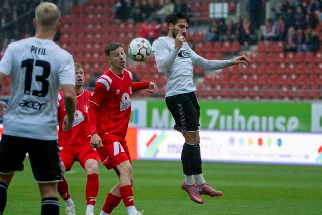 Regionalliga Nordost Season 25 26 Hallescher FC vs ZFC Meuselwitz Halle, Germany 04 October 2025 In the picture from left Juien Dammelang Halle and Andy Trübenbach Truebenbach Meuselwitz Halle Saale Leuna Chemie Stadion Sachsen Anhalt Germany