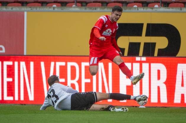 Regionalliga Nordost Season 25 26 Hallescher FC vs ZFC Meuselwitz Halle, Germany 04 October 2025 In the picture from left in a duel Leon Schmökel Schmoekel Meuselwitz and Fabrice Hartmann Halle Halle Saale Leuna Chemie Stadion Sachsen Anhalt Germany