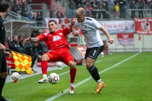 Regionalliga Nordost Season 25 26 Hallescher FC vs ZFC Meuselwitz Halle, Germany 04 October 2025 In the picture from left in a duel Niclas Stierlin Halle and David Pfeil Meuselwitz Halle Saale Leuna Chemie Stadion Sachsen Anhalt Germany
