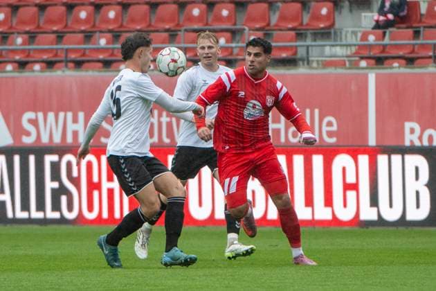 Regionalliga Nordost Season 25 26 Hallescher FC vs ZFC Meuselwitz Halle, Germany 04 October 2025 Pictured from left Ben Keßler Kessler Meuselwitz and Malek Fakhro Halle Halle Saale Leuna Chemie Stadion Sachsen Anhalt Germany