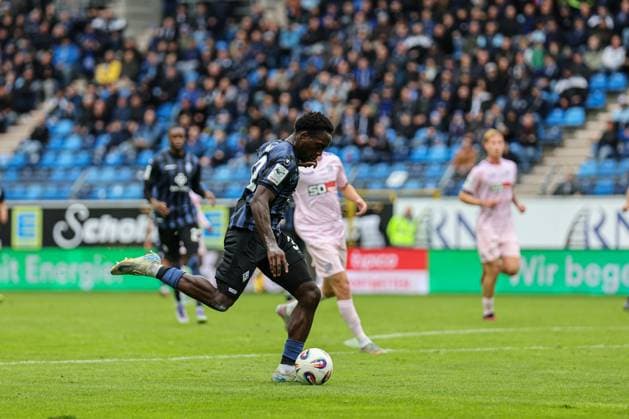 Kennedy Okpala SV Waldhof Mannheim, 32 with the shot on goal at SV Waldhof Mannheim VfL Osnabrueck on 04 10 25 at Carl Benz Stadion, Mannheim xamx Photo Alfio Marino Copyright: