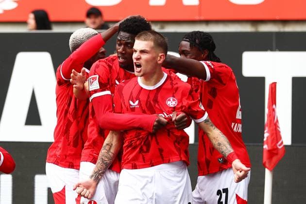 04 10 2025, xmohx, Fußball 2 Bundesliga, 1 FC Kaiserslautern VfL Bochum v l Torjubel nach dem Tor zum celebrating the goal celebrate 3 1 durch Paul Joly 1 FC Kaiserslautern DFL DFB REGULATIONS PROHIBIT ANY USE OF PHOTOGRAPHS as IMAGE SEQUENCES and or QUASI VIDEO Kaiserslautern