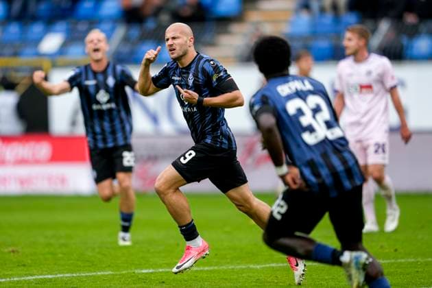 from left Janne Sietan SVWM, 22 , scorer Felix Lohkemper SVWM, 9 , Kennedy Onyedika Okpala SVWM, 32 , players of SV Waldhof Mannheim SVWM , celebrate the goal to 1 0, cheer, goal celebration, celebrate the goal, goal, celebration, cheers about the goal, rejoice, joy, rejoices, optimistic, positive, game scene, highlight, action, 04 10 2025, Mannheim Germany , football, 3 league, SV Waldhof Mannheim VfL Osnabrück, DFB DFL REGULATIONS PROHIBIT ANY USE OF PHOTOGRAPHS AS IMAGE SEQUENCES AND OR QUASI VIDEO xozx