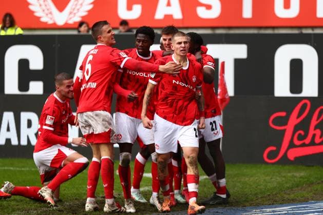 04 10 2025, xmohx, Fußball 2 Bundesliga, 1 FC Kaiserslautern VfL Bochum v l Torjubel nach dem Tor zum celebrating the goal celebrate 3 1 durch Paul Joly 1 FC Kaiserslautern DFL DFB REGULATIONS PROHIBIT ANY USE OF PHOTOGRAPHS as IMAGE SEQUENCES and or QUASI VIDEO Kaiserslautern