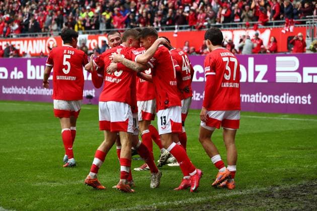 04 10 2025, xmohx, Fußball 2 Bundesliga, 1 FC Kaiserslautern VfL Bochum v l Torjubel nach dem Tor zum celebrating the goal celebrate 3 1 durch Paul Joly 1 FC Kaiserslautern DFL DFB REGULATIONS PROHIBIT ANY USE OF PHOTOGRAPHS as IMAGE SEQUENCES and or QUASI VIDEO Kaiserslautern
