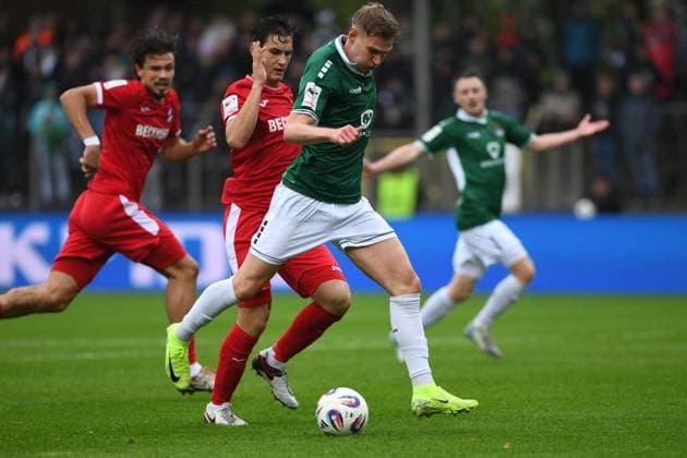 -1.FC Schweinfurt 05 vs. SC Verl, Sachs-Stadion Football, 3. Liga -1.FC Schweinfurt 05 vs. SC Verl 4 Oct 2025 Sachs-Stadion , Schweinfurt, Germany Image: Jakob Tranziska (Schweinfurt) with a shot on goal. DFL REGULATIONS PROHIBIT ANY USE OF PHOTOGRAPHS AS IMAGE SEQUENCES AND OR QUASI-VIDEO Schweinfurt Sachs-Stadion Bayern Germany Copyright: xPresseFotoxEvansx
