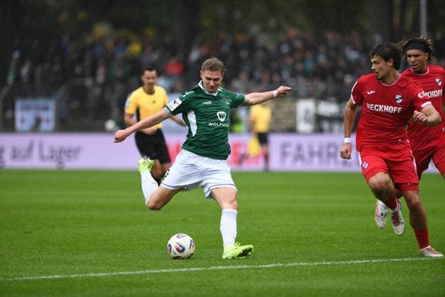 -1.FC Schweinfurt 05 vs. SC Verl, Sachs-Stadion Football, 3. Liga -1.FC Schweinfurt 05 vs. SC Verl 4 Oct 2025 Sachs-Stadion , Schweinfurt, Germany Image: Jakob Tranziska (Schweinfurt) with a shot on goal. DFL REGULATIONS PROHIBIT ANY USE OF PHOTOGRAPHS AS IMAGE SEQUENCES AND OR QUASI-VIDEO Schweinfurt Sachs-Stadion Bayern Germany Copyright: xPresseFotoxEvansx