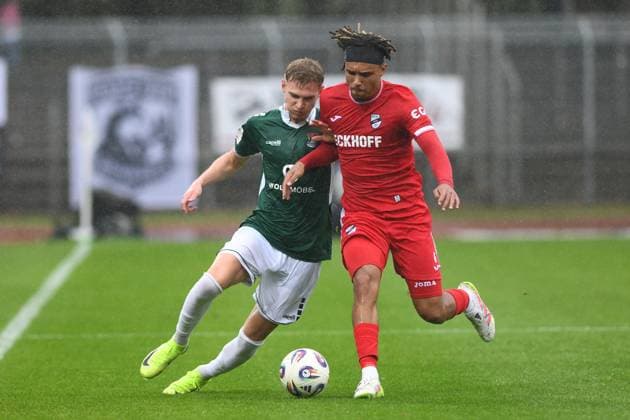 -1.FC Schweinfurt 05 vs. SC Verl, Sachs-Stadion Football, 3. Liga -1.FC Schweinfurt 05 vs. SC Verl 4 Oct 2025 Sachs-Stadion , Schweinfurt, Germany Image: Jakob Tranziska (Schweinfurt), Joshua Chima Eve (SC Verl) DFL REGULATIONS PROHIBIT ANY USE OF PHOTOGRAPHS AS IMAGE SEQUENCES AND OR QUASI-VIDEO Schweinfurt Sachs-Stadion Bayern Germany Copyright: xPresseFotoxEvansx