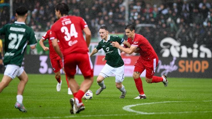 -1.FC Schweinfurt 05 vs. SC Verl, Sachs-Stadion Football, 3. Liga -1.FC Schweinfurt 05 vs. SC Verl 4 Oct 2025 Sachs-Stadion , Schweinfurt, Germany Image: Joshua Endres (Schweinfurt) in action against Martin Ens (SC Verl). DFL REGULATIONS PROHIBIT ANY USE OF PHOTOGRAPHS AS IMAGE SEQUENCES AND OR QUASI-VIDEO Schweinfurt Sachs-Stadion Bayern Germany Copyright: xPresseFotoxEvansx