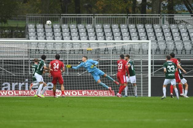 -1.FC Schweinfurt 05 vs. SC Verl, Sachs-Stadion Football, 3. Liga -1.FC Schweinfurt 05 vs. SC Verl 4 Oct 2025 Sachs-Stadion , Schweinfurt, Germany Image: GK Maximilian Weisbäcker (Schweinfurt) DFL REGULATIONS PROHIBIT ANY USE OF PHOTOGRAPHS AS IMAGE SEQUENCES AND OR QUASI-VIDEO Schweinfurt Sachs-Stadion Bayern Germany Copyright: xPresseFotoxEvansx