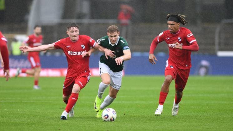 -1.FC Schweinfurt 05 vs. SC Verl, Sachs-Stadion Football, 3. Liga -1.FC Schweinfurt 05 vs. SC Verl 4 Oct 2025 Sachs-Stadion , Schweinfurt, Germany Image: Jakob Tranziska (Schweinfurt) in action. DFL REGULATIONS PROHIBIT ANY USE OF PHOTOGRAPHS AS IMAGE SEQUENCES AND OR QUASI-VIDEO Schweinfurt Sachs-Stadion Bayern Germany Copyright: xPresseFotoxEvansx