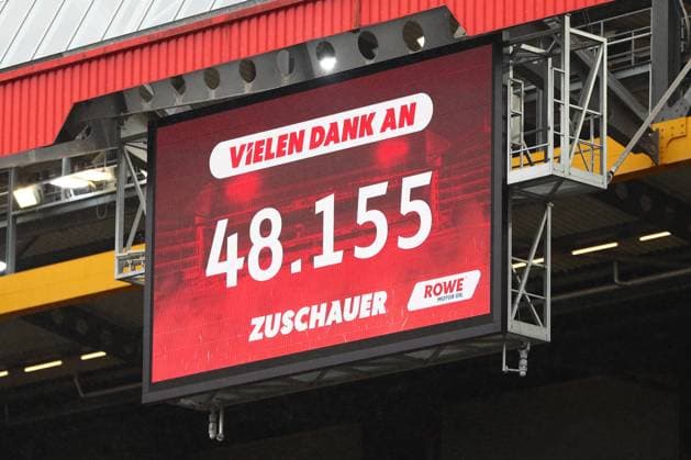 04 10 2025, xmohx, Soccer 2 Bundesliga, 1 FC Kaiserslautern VfL Bochum v l Number of spectators on the scoreboard DFL DFB REGULATIONS PROHIBIT ANY USE OF PHOTOGRAPHS as IMAGE SEQUENCES and or QUASI VIDEO Kaiserslautern