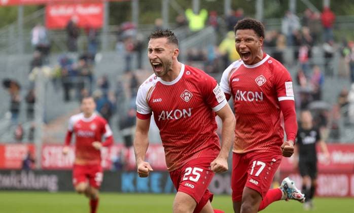 04 10 2025, xfsx, Herren, Fußball, Saison 2025 2026, Regionalliga Bayern, 12 Spieltag FC Wuerzburger Kickers FC Memmingen 1907 v li Dominik Meisel FC Wuerzburger Kickers , Liam Omore FC Wuerzburger Kickers mit Torjubel, celebrate the goal, goal celebration, Jubel über das Tor zum 1 0 Wuerzburg AKON ARENA Bayern Deutschland