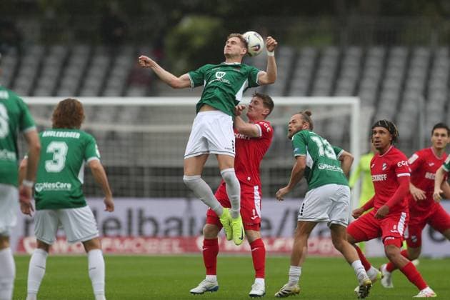 04 10 2025, xjcx, Herren, Fußball, Saison 2025 2026, 3 Liga, 10 Spieltag 1 FC Schweinfurt 1905 SC Verl Jakob Tranziska 17, 1 FC Schweinfurt 1905 und Dennis Waidner 8, SC Verl , DFL DFB REGULATES PROHIBIT ANY USE OF PHOTOGRAPHS AS IMAGE SEQUENCES AND OR QUASI VIDEO Schweinfurt Sachs Stadion Bayern Germany