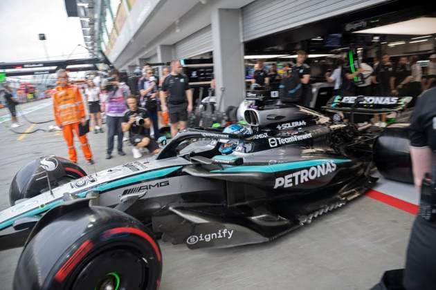 (251004) -- SINGAPORE, Oct. 4, 2025 -- Mercedes British driver George Russell drives during the third practice session of the Formula 1 Singapore Grand Prix 2025 in Singapore, Oct. 4, 2025. (Photo by Xinhua) (SP)SINGAPORE-F1-SINGAPORE GRAND PRIX 2025-THIRD PRACTICE ThenxChihxWey 