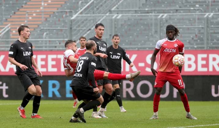04 10 2025, xfsx, Men, Soccer, Season 2025 2026, Regionalliga Bayern, 12 Matchday FC Wuerzburger Kickers FC Memmingen 1907 v li Kim Bryan Paschek FC Memmingen , Dominik Meisel FC Wuerzburger Kickers scores the goal 1 0, scores the goal 1 0, Cherif Cisse FC Wuerzburger Kickers Wuerzburg AKON ARENA Bayern Germany