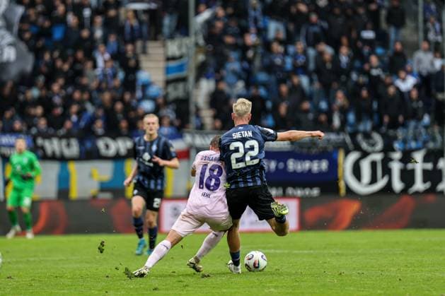 Janne Sietan SV Waldhof Mannheim, 22 and Lars Kehl VfL Osnabr ck, 18 in a duel during SV Waldhof Mannheim VfL Osnabrueck on 04 10 25 at Carl Benz Stadium, Mannheim xamx Photo Alfio Marino Copyright:
