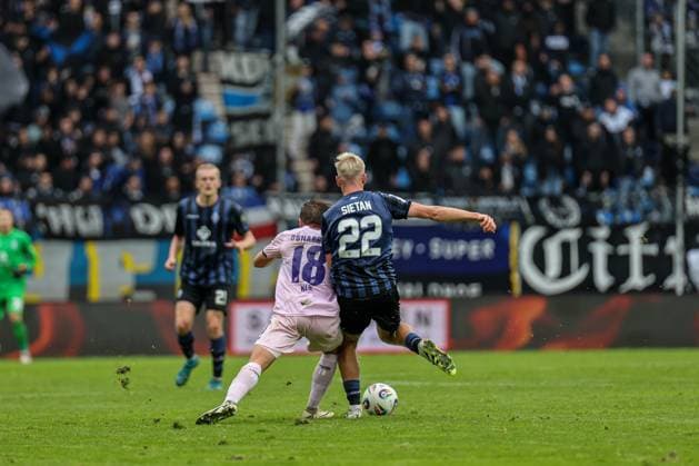 Janne Sietan SV Waldhof Mannheim, 22 and Lars Kehl VfL Osnabr ck, 18 in a duel during SV Waldhof Mannheim VfL Osnabrueck on 04 10 25 at Carl Benz Stadium, Mannheim xamx Photo Alfio Marino Copyright: