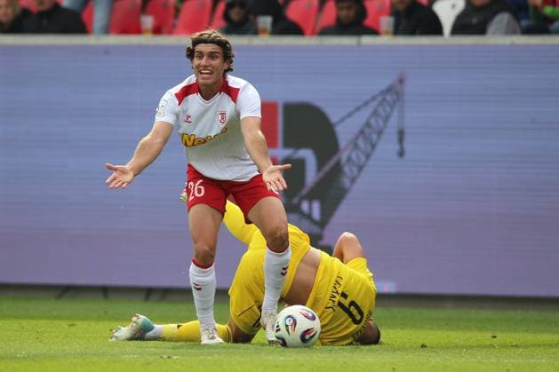 04 10 2025, xpfrx, Fussball 3 Liga, Jahn Regensburg 1 FC Saarbrücken v l Benedikt Bauer SSV Jahn Regensburg Kai Brünker 1 FC Saarbruecken DFL DFB REGULATIONS PROHIBIT ANY USE OF PHOTOGRAPHS as IMAGE SEQUENCES and or QUASI VIDEO Regensburg