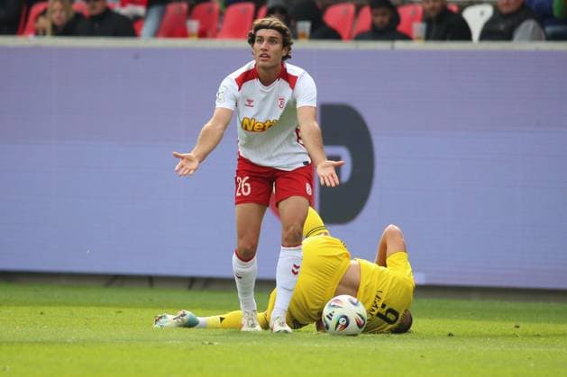 04 10 2025, xpfrx, Fussball 3 Liga, Jahn Regensburg 1 FC Saarbrücken v l Benedikt Bauer SSV Jahn Regensburg Kai Brünker 1 FC Saarbruecken DFL DFB REGULATIONS PROHIBIT ANY USE OF PHOTOGRAPHS as IMAGE SEQUENCES and or QUASI VIDEO Regensburg