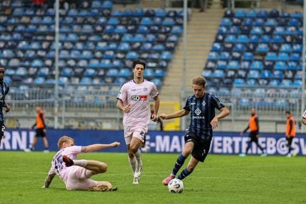 Nicklas Shipnoski SV Waldhof Mannheim, 7 on the ball at SV Waldhof Mannheim VfL Osnabrueck on 04 10 25 at Carl Benz Stadion, Mannheim xamx Photo Alfio Marino Copyright: