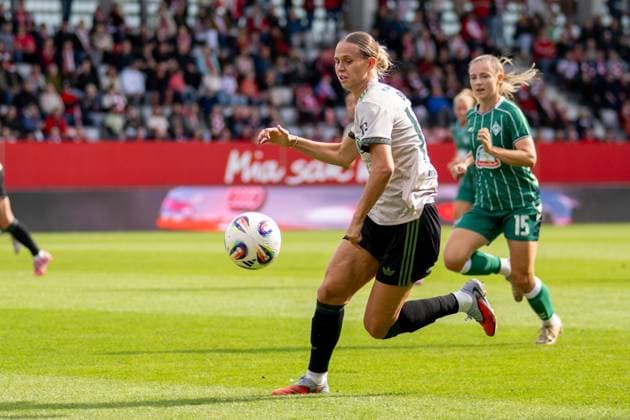 Klara Buehl 17 FC Bayern Muenchen Frauen , FC Bayern Frauen Muenchen SV Werder Bremen, Google Pixel Frauenbundesliga, 5 Spieltag, 04 10 25 DFB regulations prohibit any use of photographs as image sequences and or quasi video kolbert press Muenchen Bayern Germany Copyright: xkolbert-press UlrichxGamelx