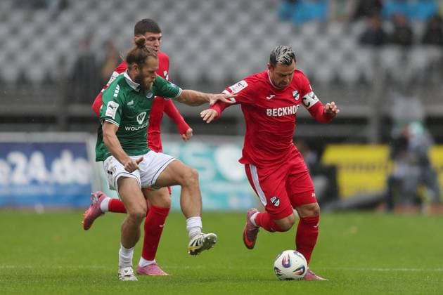 04 10 2025, xjcx, Herren, Fußball, Saison 2025 2026, 3 Liga, 10 Spieltag 1 FC Schweinfurt 1905 SC Verl Kristian Böhnlein 13, 1 FC Schweinfurt 1905 und Niko Kijewski 19, SC Verl , DFL DFB REGULATES PROHIBIT ANY USE OF PHOTOGRAPHS AS IMAGE SEQUENCES AND OR QUASI VIDEO Schweinfurt Sachs Stadion Bayern Germany