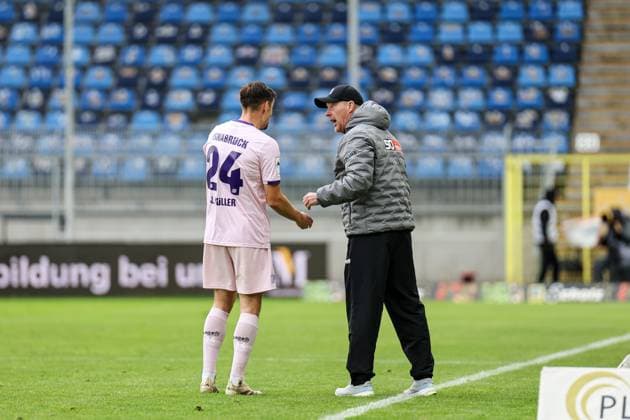 Jannik M ller VfL Osnabr ck, 24 and Timo Schultz VfL Osnabrueck, coach in conversation at SV Waldhof Mannheim VfL Osnabrueck on 04 10 25 at Carl Benz Stadium, Mannheim xamx Photo Alfio Marino Copyright: