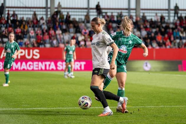 Michelle Weiss 15 SV Werder Bremen in a duel with Klara Buehl 17 FC Bayern Muenchen Frauen , FC Bayern Frauen Muenchen SV Werder Bremen, Google Pixel Frauenbundesliga, 5 Spieltag, 04 10 25 DFB regulations prohibit any use of photographs as image sequences and or quasi video kolbert press Muenchen Bayern Germany Copyright: xkolbert-press UlrichxGamelx