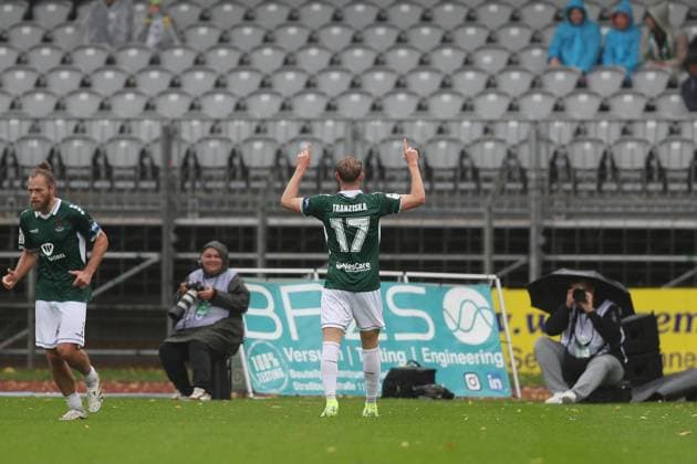 04 10 2025, xjcx, Herren, Fußball, Saison 2025 2026, 3 Liga, 10 Spieltag 1 FC Schweinfurt 1905 SC Verl Jakob Tranziska 17, 1 FC Schweinfurt 1905 bejubelt das 1 0, DFL DFB REGULATES PROHIBIT ANY USE OF PHOTOGRAPHS AS IMAGE SEQUENCES AND OR QUASI VIDEO Schweinfurt Sachs Stadion Bayern Deutschland
