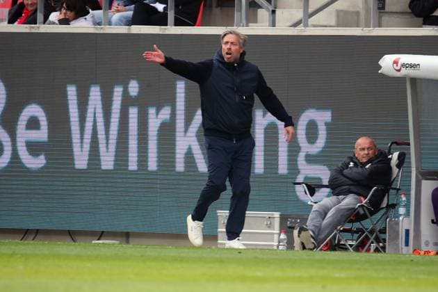 04 10 2025, xpfrx, Soccer 3 Liga, Jahn Regensburg 1 FC Saarbrücken v l Coach Coach Michael Wimmer SSV Jahn Regensburg DFL DFB REGULATIONS PROHIBIT ANY USE OF PHOTOGRAPHS as IMAGE SEQUENCES and or QUASI VIDEO Regensburg