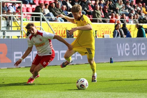 04 10 2025, xpfrx, Fussball 3 Liga, Jahn Regensburg 1 FC Saarbrücken v l Noel Eichinger SSV Jahn Regensburg Joel Bichsel 1 FC Saarbruecken Zweikampf, Aktion, action, battle for the ball DFL DFB REGULATIONS PROHIBIT ANY USE OF PHOTOGRAPHS as IMAGE SEQUENCES and or QUASI VIDEO Regensburg