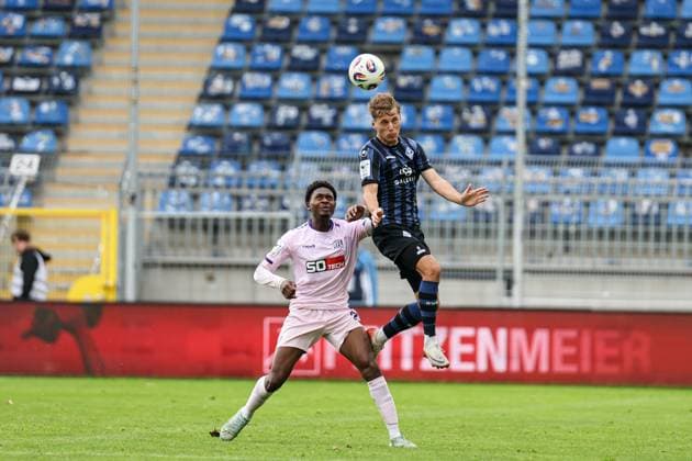 Sascha Voelcke SV Waldhof Mannheim, 2 with the header in front of Tony Rudy Lesueur VfL Osnabr ck, 23 at SV Waldhof Mannheim VfL Osnabrueck on 04 10 25 at Carl Benz Stadium, Mannheim xamx Photo Alfio Marino Copyright: