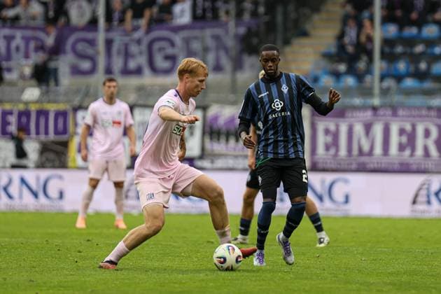 Jannik M ller VfL Osnabr ck, 24 on the ball, Adama Diakhaby SV Waldhof Mannheim, 27 tackles him during SV Waldhof Mannheim VfL Osnabrueck on 04 10 25 at Carl Benz Stadion, Mannheim xamx Photo Alfio Marino Copyright: