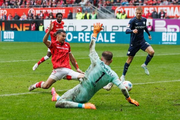Ivan Prtajin 1 FC Kaiserslautern still misses here against Timo Horn VfL Bochum , 1 FC Kaiserslautern vs VFL Bochum Soccer, 2 Bundesliga, Matchday 8, Season 2025 2026, 04 10 2025 1 FC Kaiserslautern vs VFL Bochum Soccer, 2 Bundesliga, Matchday 8, Season 2025 2026, 04 10 2025 Copyright: xEibner-Pressefoto AlexanderxNeisx EP_ANS