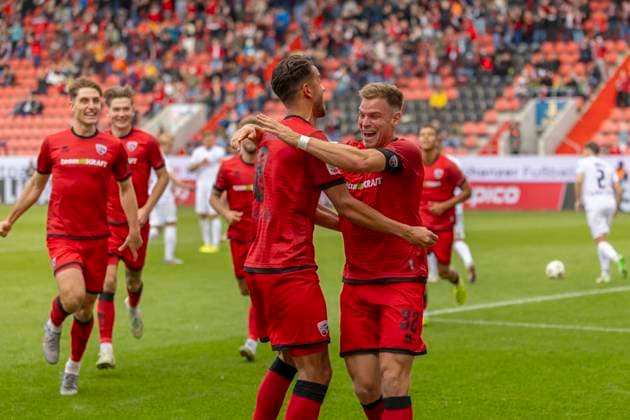 Ingolstadt, Germany 04 October 2025 3 Liga 2025 2026 FC Ingolstadt 04 vs SSV Ulm In the picture in the Traube Goalscorer Simon Lorenz FCI cheers with his teammates after his goal for 2 1, DFB regulations prohibit any use of photographs as image sequences and or quasi video Audi Sportpark Bayern Copyright: xFotostandx xSchäferx