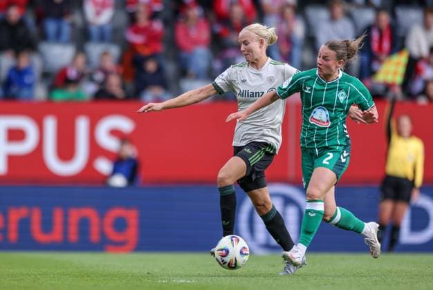 DEU, München, FC Bayern München vs Werder Bremen, Google Pixel Frauen Bundesliga, DFB, Saison 2526, FC Bayern Campus, 5 Spieltag im Bild v l n r Pernille Harder Bayern München 21 , Chiara D Angelo Werder Bremen 2 DFB DFL REGULATIONS PROHIBIT ANY USE OF PHOTOGRAPHS AS IMAGE SEQUENCES AND OR QUASI VIDEO, 04 10 2025, Copyright: HMBxMedia HendrikxHamelau