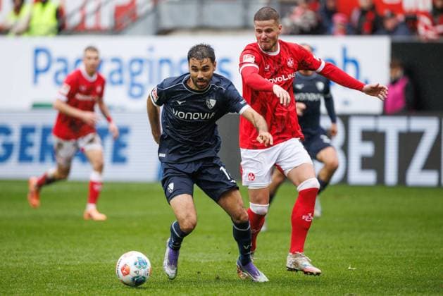 Gerrit Holtmann VfL Bochum in duel with Jan Elvedi 1 FC Kaiserslautern , 1 FC Kaiserslautern vs VFL Bochum Soccer, 2 Bundesliga, Matchday 8, Season 2025 2026, 04 10 2025 1 FC Kaiserslautern vs VFL Bochum Soccer, 2 Bundesliga, Matchday 8, Season 2025 2026, 04 10 2025 Copyright: xEibner-Pressefoto AlexanderxNeisx EP_ANS