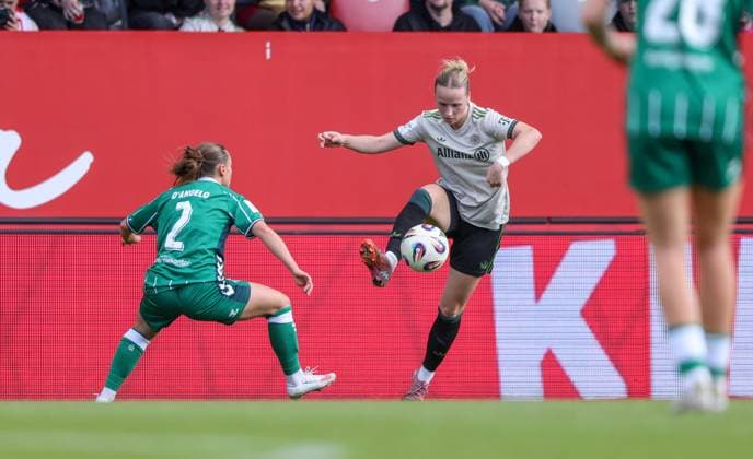 DEU, München, FC Bayern München vs Werder Bremen, Google Pixel Frauen Bundesliga, DFB, Saison 2526, FC Bayern Campus, 5 Spieltag im Bild v l n r Chiara D Angelo Werder Bremen 2 , Franziska Kett Bayern München 20 DFB DFL REGULATIONS PROHIBIT ANY USE OF PHOTOGRAPHS AS IMAGE SEQUENCES AND OR QUASI VIDEO, 04 10 2025, Copyright: HMBxMedia HendrikxHamelau