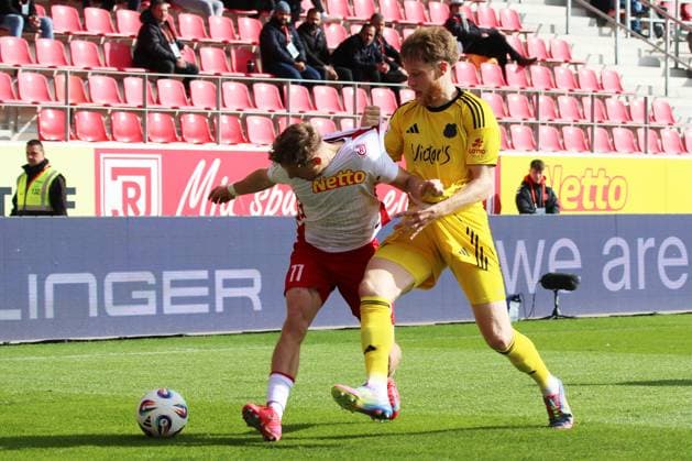 04 10 2025, xpfrx, Fussball 3 Liga, Jahn Regensburg 1 FC Saarbrücken v l Noel Eichinger SSV Jahn Regensburg Joel Bichsel 1 FC Saarbruecken Zweikampf, Aktion, action, battle for the ball DFL DFB REGULATIONS PROHIBIT ANY USE OF PHOTOGRAPHS as IMAGE SEQUENCES and or QUASI VIDEO Regensburg