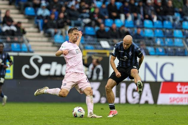 Jannik M ller VfL Osnabr ck, 24 on the ball, Felix Lohkemper SV Waldhof Mannheim, 9 puts pressure on SV Waldhof Mannheim VfL Osnabrueck on 04 10 25 at Carl Benz Stadium, Mannheim xamx Photo Alfio Marino Copyright:
