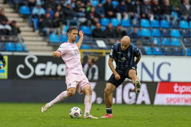 Jannik M ller VfL Osnabr ck, 24 on the ball, Felix Lohkemper SV Waldhof Mannheim, 9 puts pressure on SV Waldhof Mannheim VfL Osnabrueck on 04 10 25 at Carl Benz Stadium, Mannheim xamx Photo Alfio Marino Copyright:
