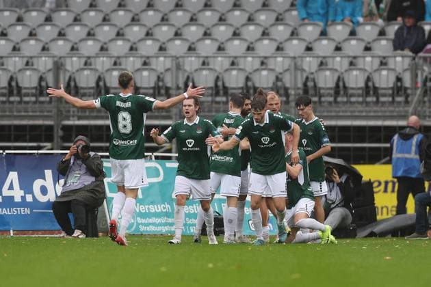 04 10 2025, xjcx, Herren, Fußball, Saison 2025 2026, 3 Liga, 10 Spieltag 1 FC Schweinfurt 1905 SC Verl 1 FC Schweinfurt 1905 celebrates Jakob Tranziskas 1 0 17, 1 FC Schweinfurt 1905 , DFL DFB REGULATES PROHIBIT ANY USE OF PHOTOGRAPHS AS IMAGE SEQUENCES AND OR QUASI VIDEO Schweinfurt Sachs Stadion Bayern Germany