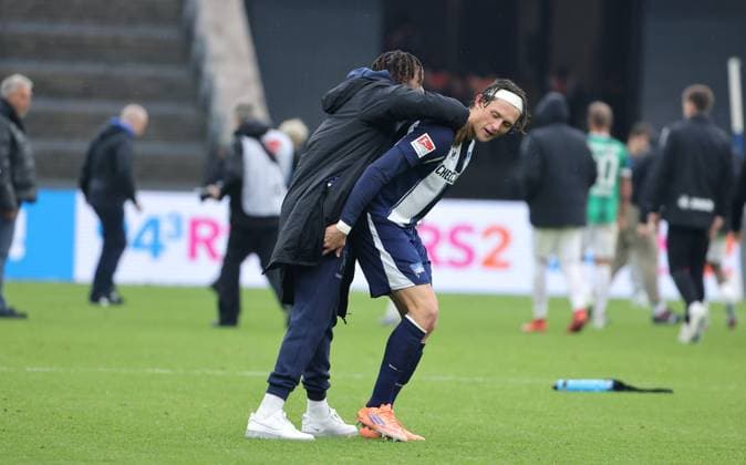 Fabian Reese wants to piggyback injured Deyovaisio Zeefuik Sport Football Soccer DFL 2 Bundesliga Men 8 Matchday Season 2025 2026 04 10 2025 Hertha BSC Berlin vs Preußen Münster DFL regulations prohibit any use of photographs as image sequences and or quasi video